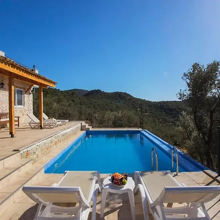 Sleeps 4 With Pool And Air Con