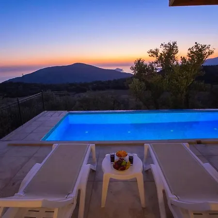 Sleeps 4 With Pool And Air Con Villa Kalkan
