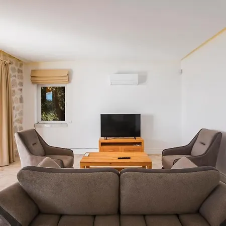 빌라 Sleeps 4 With Pool And Air Con